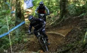 Para peserta melintasi lintasan menantang dalam ajang Shredding Series Downhill seri kedua di BCL Bike Park, kawasan TNGHS, Desa Cidahu, Kabupaten Sukabumi. (Sumber Foto: Dok. Panitia)