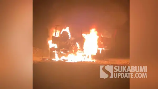 Tangkapan layar rekaman video kebakaran mobil jenis jip di Kampung Cimahpar RT 07/02 Desa Sukamukti, Kecamatan Waluran, Kabupaten Sukabumi, Minggu malam (27/7/2025). | Foto: Istimewa