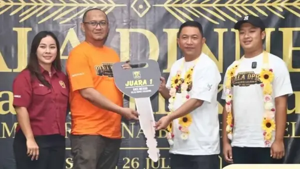 Penyerahan hadiah Kontes Burung Berkicau Piala DPRD Kabupaten Sukabumi. | Foto: Istimewa