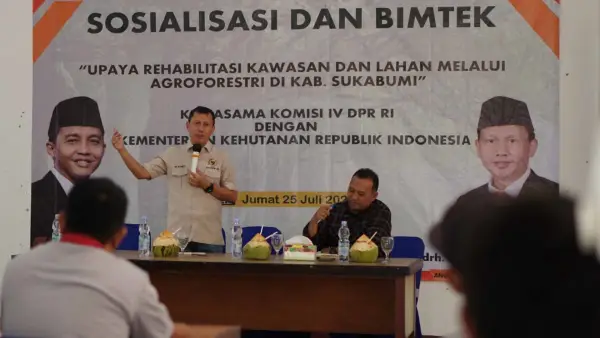 Anggota Komisi IV DPR RI drh Slamet dalam agenda Sosialisasi dan Bimtek soal Rehabilitasi Kawasan dan Lahan Melalui Agroforestri di Hotel Hexa Ujunggenteng, Kabupaten Sukabumi, Jumat (25/7/2025). | Foto: Istimewa
