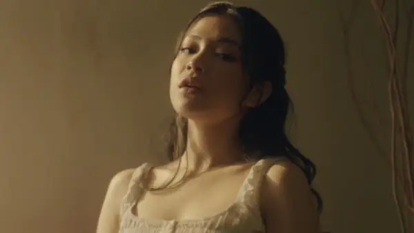 Potret Jasmin Nadya dalam singlenya Seiring, OST. Film Bertaut Rindu (Sumber : X/@FilmIndoSource)
