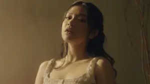 Potret Jasmin Nadya dalam singlenya Seiring, OST. Film Bertaut Rindu (Sumber : X/@FilmIndoSource)