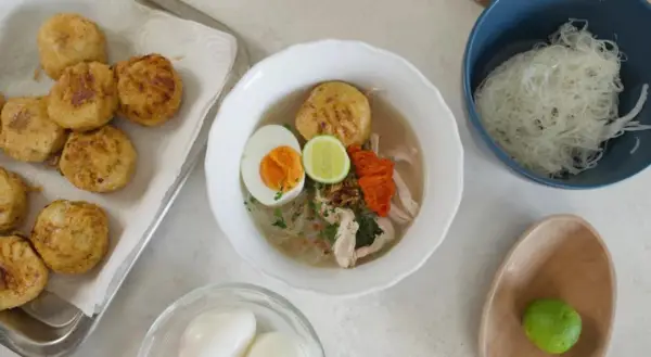 Soto banjar merupkan makanan khas dari Kalimantan, cocok disajikan dengan telur rebus, soun dan prakedel kentang (Sumber : Youtube /@Willgoz Kitchen)