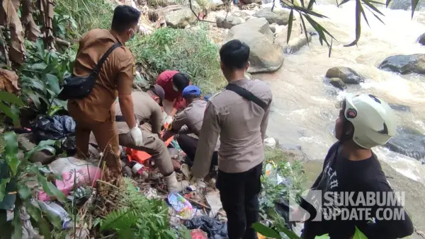 Proses evakuasi mayat dari kolong Jembatan Sekarwangi, Kelurahan/Kecamatan Cibadak, Kabupaten Sukabumi, Senin (28/7/2025). | Foto: SU/Ibnu Sanubari
