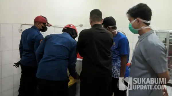 Mayat pria yang ditemukan di kolong Jembatan Sekarwangi, Cibadak Sukabumi, tiba di ruang jenazah RSUD Sekarwangi, Senin (28/7/2025). (Sumber Foto: SU/Ibnu)