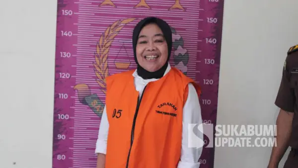 Momen Kades Cikujang Sukabumi Heni Mulyani tersenyum lebar di hadapan kamera saat hendak dibawa ke Lapas Perempuan Bandung. (Sumber Foto: Dok. Kejaksaan)