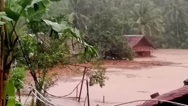 Sungai Cilangkob Cidolog Sukabumi meluap, rendam sejumlah rumah warga | Foto : Dok. BPBD