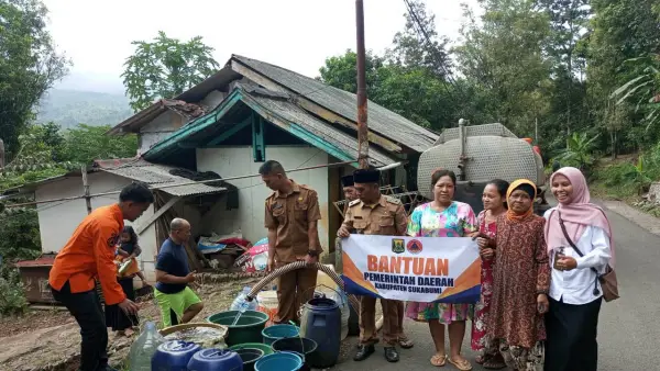 BPBD Sukabumi salurkan air bersih ke Kampung Cimenteng, Desa Sukamaju, Kecamatan Cikakak, pada Senin (28/7/2025) | Foto : Ilyas Supendi