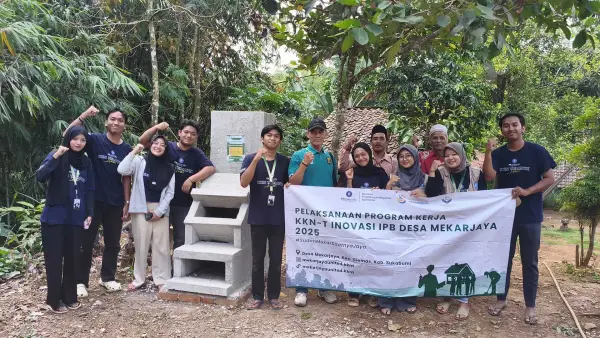 Mahasiswa KKN IPB berfoto bersama warga di depan insinerator beremisi rendah yang telah dibangun secara gotong royong di Desa Mekarjaya, Kecamatan Ciemas, Kabupaten Sukabumi. (Sumber Foto: Istimewa)