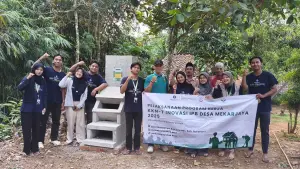Mahasiswa KKN IPB berfoto bersama warga di depan insinerator beremisi rendah yang telah dibangun secara gotong royong di Desa Mekarjaya, Kecamatan Ciemas, Kabupaten Sukabumi. (Sumber Foto: Istimewa)