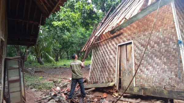 Rumah panggung milik warga Kampung Cilimus, RT 007 RW 001, Desa Mekarsari, Kecamatan Ciracap, Kabupaten Sukabumi, ambruk (Sumber: dok camat)