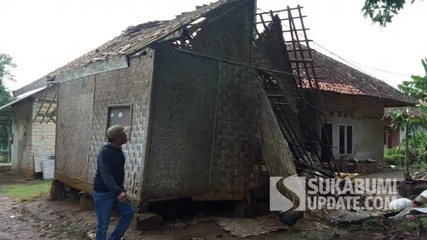 Rumah Eti (89 tahun) ambruk di Kampung Cibayur, Desa Cikangkung, Kecamatan Ciracap, Kabupaten Sukabumi, Selasa pagi (29/7/2025). | Foto: Pemdes Cikangkung