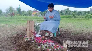 Putra sulung Yuswandi berdoa di pusara ayahnya. Yuswandi meninggal dunia di Pos 5 Gunung Slamet saat mendaki bersama istrinya. (Sumber Foto: SU/Ibnu)