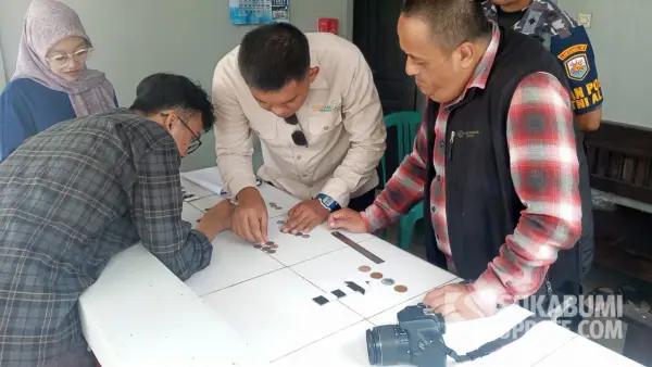 Tim Disbudpora Kabupaten Sukabumi bersama TNI AL Ujunggenteng meneliti uang koin kuno yang ditemukan di pesisir Pantai Ujunggenteng, Kecamatan Ciracap, Selasa (29/7/2025) (Sumber Foto: Istimewa)