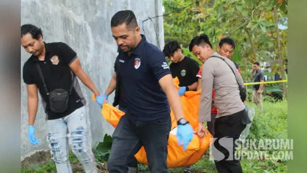 Petugas kepolisian mengevakuasi jasad Apud (60), nelayan yang ditemukan tewas tanpa celana di Kampung Babakan Gumelar, Palabuhanratu, Sukabumi, Selasa (29/7/2025). (Sumber Foto: Istimewa)