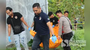 Petugas kepolisian mengevakuasi jasad Apud (60), nelayan yang ditemukan tewas tanpa celana di Kampung Babakan Gumelar, Palabuhanratu, Sukabumi, Selasa (29/7/2025). (Sumber Foto: Istimewa)