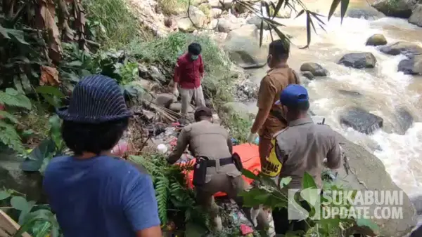 Proses evakuasi jasad Agis di kolong jembatan sekarwangi Cibadak Kabupaten Sukabumi. (Sumber Foto: SU/Ibnu)