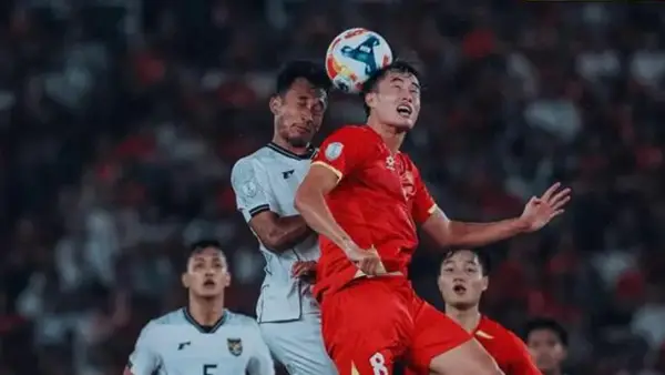 Momen gelandang Timnas Indonesia U-23 Robi Darwis berduel udara dengan pemain Vietnam. (Sumber Foto: IG TimnasIndonesia)