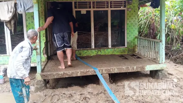 Kondisi salah satu rumah warga Cidolog Sukabumi yang terdampak banjir pada Senin (28/7/2025). (Sumber Foto: P2BK Cidolog)