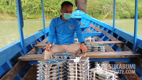 Naik perahu. Perjuangan makan bergizi gratis di pelosok Sukabumi (Sumber: dok SPPG Cibitung)