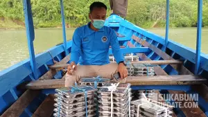 Naik perahu. Perjuangan makan bergizi gratis di pelosok Sukabumi (Sumber: dok SPPG Cibitung)