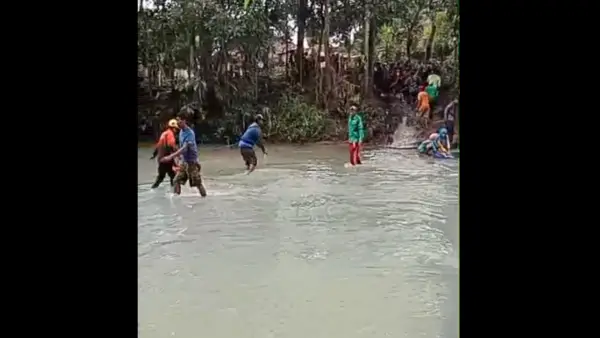 Jembatan putus, warga terdampak bencana banjir di Rambay Tegalbuleud Sukabumi (Sumber: dok pemdes)