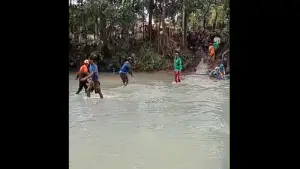 Jembatan putus, warga terdampak bencana banjir di Rambay Tegalbuleud Sukabumi (Sumber: dok pemdes)