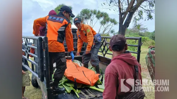 Petugas saat mengevakuasi jasad pria bertato yang belakangan diketahui seorang nelayan yang hilang karena menjadi korban laka laut. Mayat ditemukan di pesisir Pantai Cimandala Sukabumi. (Sumber Foto: Istimewa)