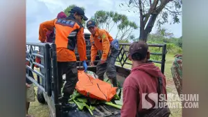 Petugas saat mengevakuasi jasad pria bertato yang belakangan diketahui seorang nelayan yang hilang karena menjadi korban laka laut. Mayat ditemukan di pesisir Pantai Cimandala Sukabumi. (Sumber Foto: Istimewa)