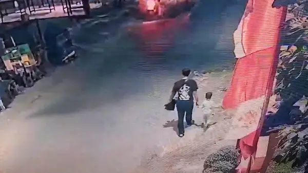Tangkapan layar CCTV yang memperlihatkan pelaku berjalan sambil menggandeng anak Siti Aisyah pada Kamis 24 Juli 2025. (Sumber Foto: Istimewa)