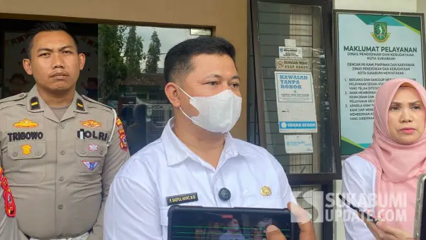 Kadisdikbud Kota Sukabumi, Punjul Saepul Hayat saat diwawancara | Foto : Asep Awaludin