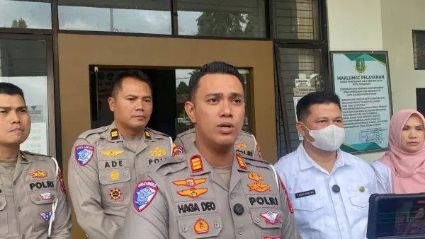 Kasat Lantas Polres Sukabumi Kota, AKP Haga Deo Hanefa saat diwawancara | Foto : Asep Awaludin