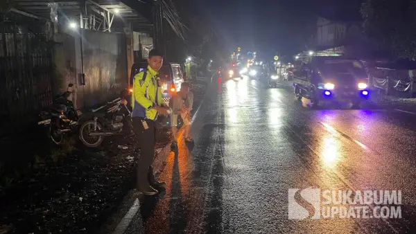 Petugas kepolisian melakukan olah tempat kejadian perkara (TKP) kecelakaan maut di Jalan Nasional Sukabumi–Bogor, tepatnya di Ongkrak Cibadak, Rabu (30/7/2025) malam. | Foto: Dok. Satlantas Polres Sukabumi
