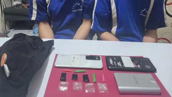 Dua pemuda pengedar sabu di Citamiang Sukabumi beserta barang bukti yang diamankan Polisi. (Sumber Foto: Istimewa)