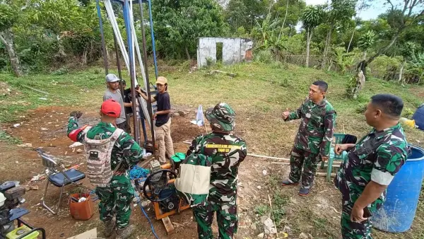 Dansatgas TMMD ke-125 Letkol Kav Andhi Ardana Valeriandra meninjau proses pengeboran sumur bor di Desa Langkapjaya, Kecamatan Lengkong, Sukabumi, Kamis (31/7/2025). (Sumber Foto: Istimewa)