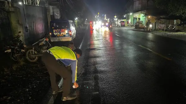 Petugas kepolisian melakukan olah tempat kejadian perkara (TKP) kecelakaan maut yang tewaskan bocah 6 tahun di Cibadak Sukabumi, Rabu (30/7/2025) malam. (Sumber Foto: Istimewa)
