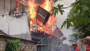Api berkobar. Kebakaran di Pondok Pesantren (Ponpes) Al-Kahfi, Kampung Gemarasa RT 01/01, Kelurahan/Kecamatan Jampangkulon, Kabupaten Sukabumi, Kamis (31/7) sekitar pukul 14.30 WIB (Sumber : dok warganet)