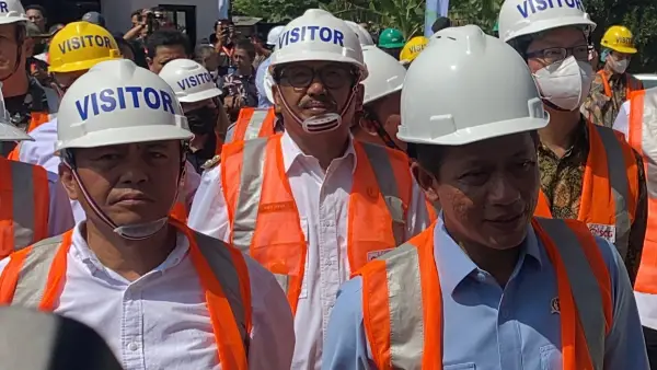 Menteri Lingkungan Hidup, Hanif Faisol Nurofiq bersama sekda jabar dan bupati sukabumi (Sumber: su/ibnu)