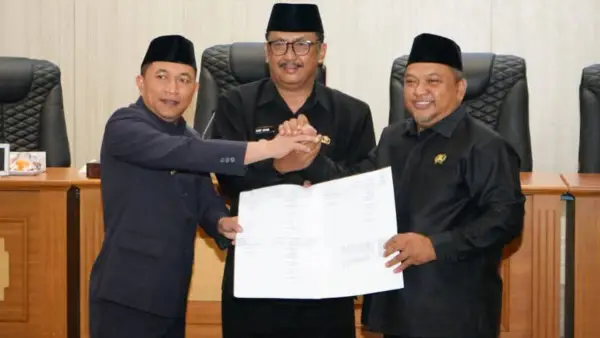 Dewan Perwakilan Rakyat Daerah (DPRD) Kabupaten Sukabumi bersama Pemerintah Daerah resmi mengesahkan Keputusan Pimpinan DPRD Nomor 3 Tahun 2025 (Sumber: dokpim Kabupaten Sukabumi)
