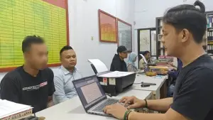 AS (29 tahun) warga Kabupaten Gresik saat diperiksa Reskrim Polres Sukabumi kasus penculikan anak mantan kekasih | Foto : Dok. Polres Sukabumi