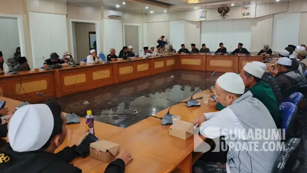 Para ulama dan habaib yang tergabung dalam Forum Komunikasi Ulama Habaib (FUKUHA) Kabupaten Sukabumi beraudiensi dengan DPRD Kabupaten Sukabumi pada Kamis (31/7/2025). | Foto: Istimewa