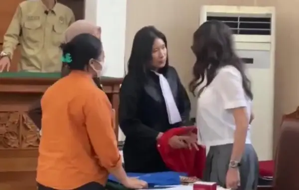 Cuplikan video Nikita Mirzani ngamuk di ruang sidang, tak mau pakai ropi tahanan hingga bersitegang dengan jaksa (Sumber : X/@ilhampid)