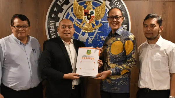 Wali Kota Sukabumi Ayep Zaki di kantor Kementerian Koordinator Bidang Infrastruktur dan Pembangunan Kewilayahan. | Foto: Istimewa