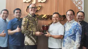 Pertemuan Wali Kota Sukabumi Ayep Zaki dan Direktur Utama Bank Jabar Banten (BJB), Yusuf Saadudin, di Menara BJB, Bandung, Jumat (1/8/2025). | Foto: Istimewa