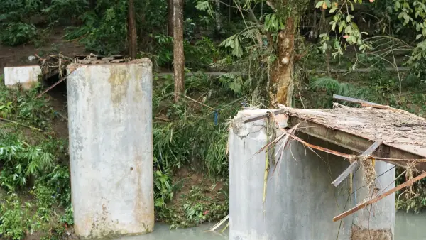 Jembatan Cibeureum yang berlokasi di RT 01/07 Desa Rambay, Kecamatan Tegalbuleud, Kabupaten Sukabumi, hanyut terbawa air akibat banjir bandang pada 28 Juli 2025. |  Foto: Pemdes Rambay