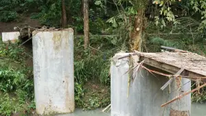 Jembatan Cibeureum yang berlokasi di RT 01/07 Desa Rambay, Kecamatan Tegalbuleud, Kabupaten Sukabumi, hanyut terbawa air akibat banjir bandang pada 28 Juli 2025. |  Foto: Pemdes Rambay