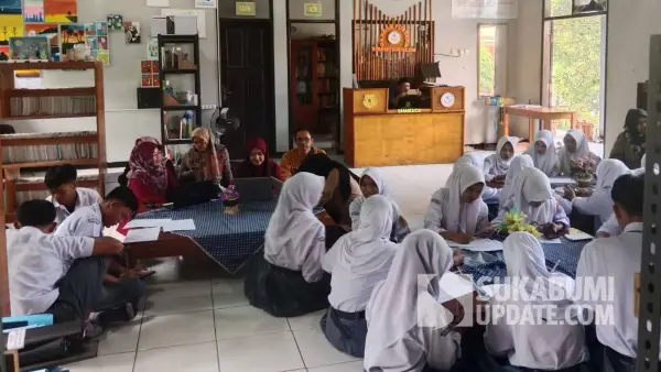 Kegiatan roadshow pelayanan NIB di SMAN 1 Cisolok, Kecamatan Cisolok, Kabupaten Sukabumi, pada 30 Juli 2025. | Foto: DPMPTSP Kabupaten Sukabumi