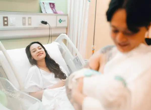 Potret yang dibagikan DJ Bravy setelah Erika Carlina melahirkan anak pertamanya (Sumber : instagram/@bravyson.vconk)