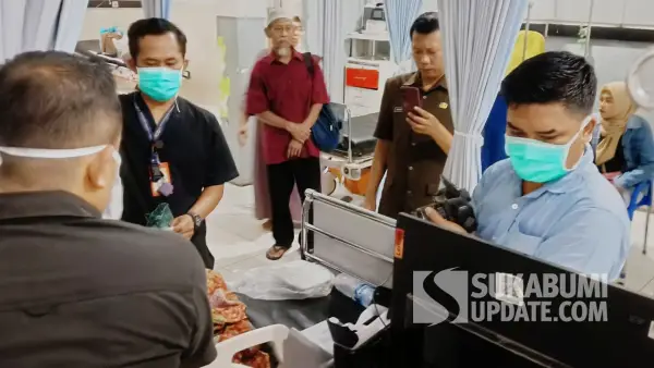 Petugas UPTD Disdukcapil Palabuhanratu melakukan perekaman pasien di Ruang IGD RSUD Palabuhanratu, Kabupaten Sukabumi. | Foto: SU/Ilyas Supendi