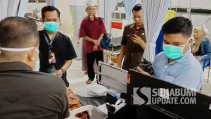 Petugas UPTD Disdukcapil Palabuhanratu melakukan perekaman pasien di Ruang IGD RSUD Palabuhanratu, Kabupaten Sukabumi. | Foto: SU/Ilyas Supendi